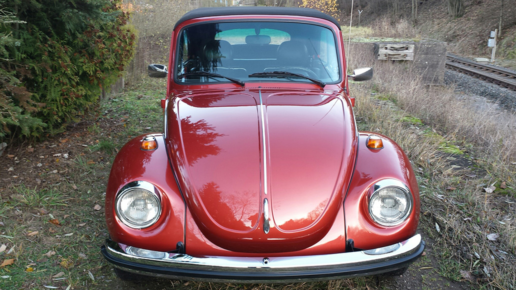VW_Kaefer_1303_Bordeaux_rot_met_03.jpg