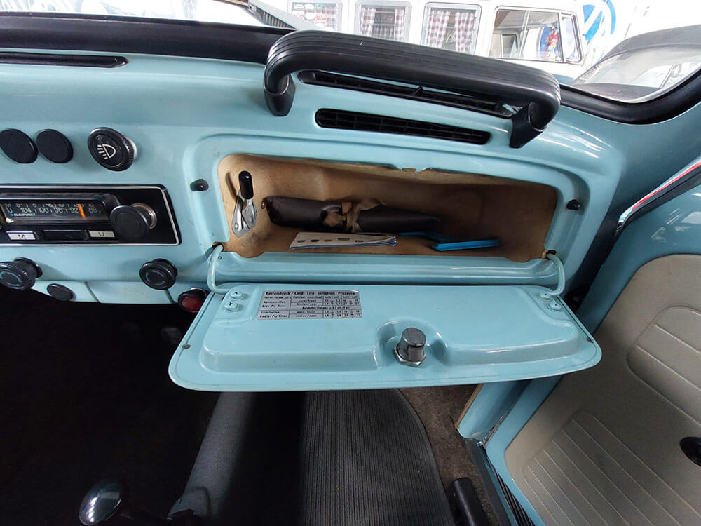 1302-VW-Kaefer-Marinablau-09.jpg